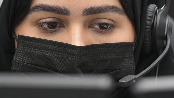 Saudi police woman Samah Mohammed receives calls at the Saudi National Center for Security Operations, 911, ahead of the Hajj pilgrimage in the Muslim holy city of Mecca, Saudi Arabia, Saudi Arabia, Monday, July 4, 2022.  - Sputnik International