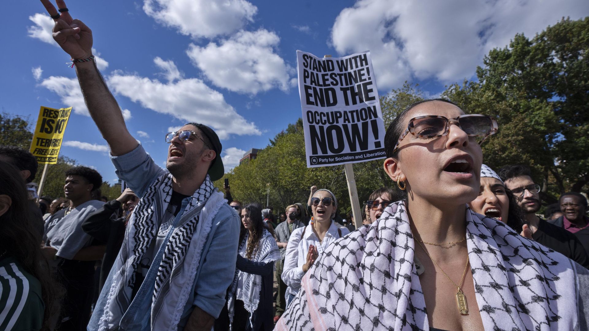 Pro-Palestinian demonstrators including Laila, right, and Moustafa, left, rally outside the White House in Washington, Sunday, Oct. 8, 2023. Supporters of Israel and backers of the Palestinian cause rallied in many American cities Sunday over the conflict that has killed hundreds and wounded thousands in the Middle East. - Sputnik International, 1920, 10.10.2023