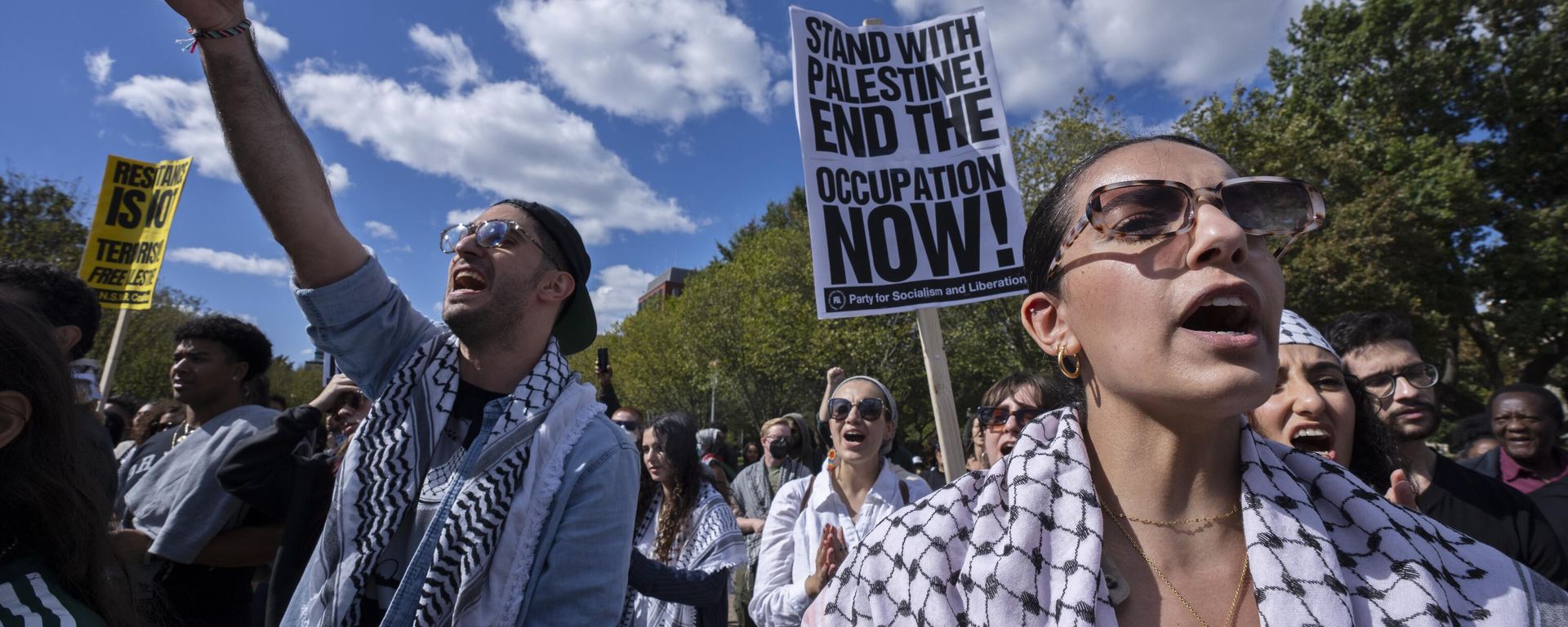 Pro-Palestinian demonstrators including Laila, right, and Moustafa, left, rally outside the White House in Washington, Sunday, Oct. 8, 2023. Supporters of Israel and backers of the Palestinian cause rallied in many American cities Sunday over the conflict that has killed hundreds and wounded thousands in the Middle East. - Sputnik International, 1920, 10.10.2023