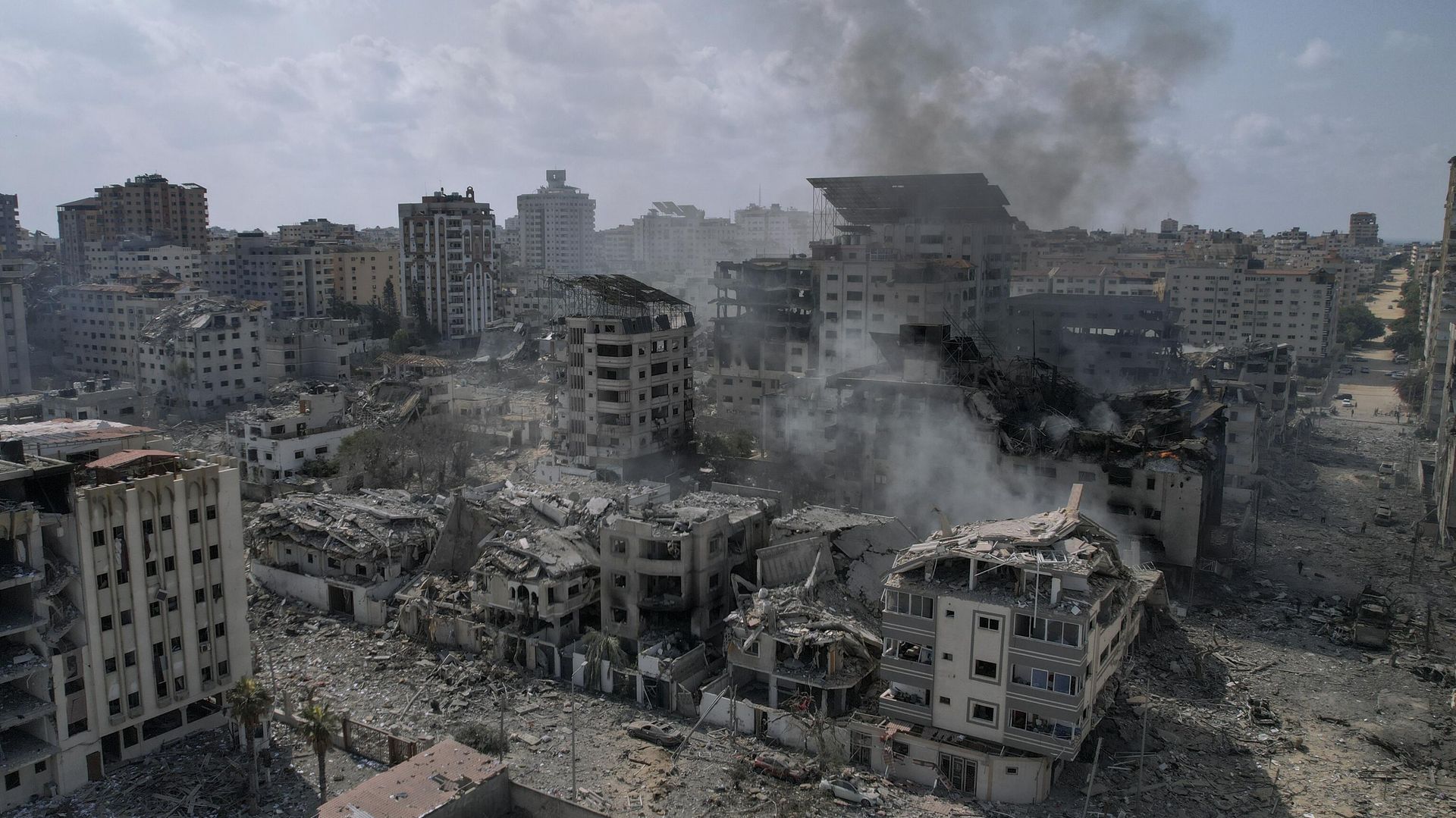 A view of the rubble of buildings hit by an Israeli airstrike, in Gaza City, - Sputnik International, 1920, 13.10.2023