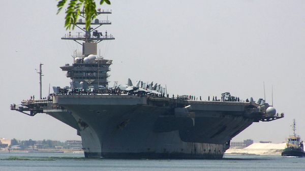 A picture taken on June 13, 2013 shows the American Nimitz-class aircraft carrier USS Dwight D. Eisenhower crossing the Suez canal off the coast of Ismailia port city, east of Cairo - Sputnik International
