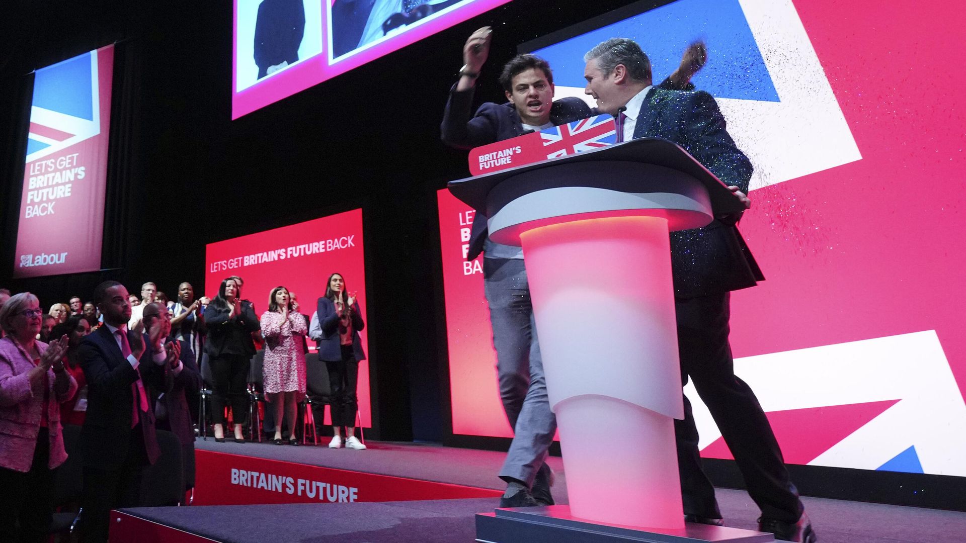 An unidentified man throw confetti as Britain's opposition Labour Party leader Keir Starmer speaks at the Labour Party conference in Liverpool, England, Tuesday, Oct. 10, 2023. An unidentified man throw confetti as Britain's opposition Labour Party leader Keir Starmer speaks at the Labour Party conference in Liverpool, England, Tuesday, Oct. 10, 2023. - Sputnik International, 1920, 10.10.2023