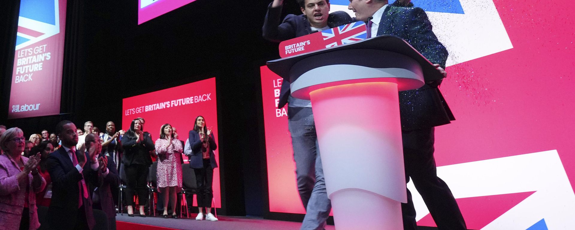 An unidentified man throw confetti as Britain's opposition Labour Party leader Keir Starmer speaks at the Labour Party conference in Liverpool, England, Tuesday, Oct. 10, 2023. An unidentified man throw confetti as Britain's opposition Labour Party leader Keir Starmer speaks at the Labour Party conference in Liverpool, England, Tuesday, Oct. 10, 2023. - Sputnik International, 1920, 10.10.2023
