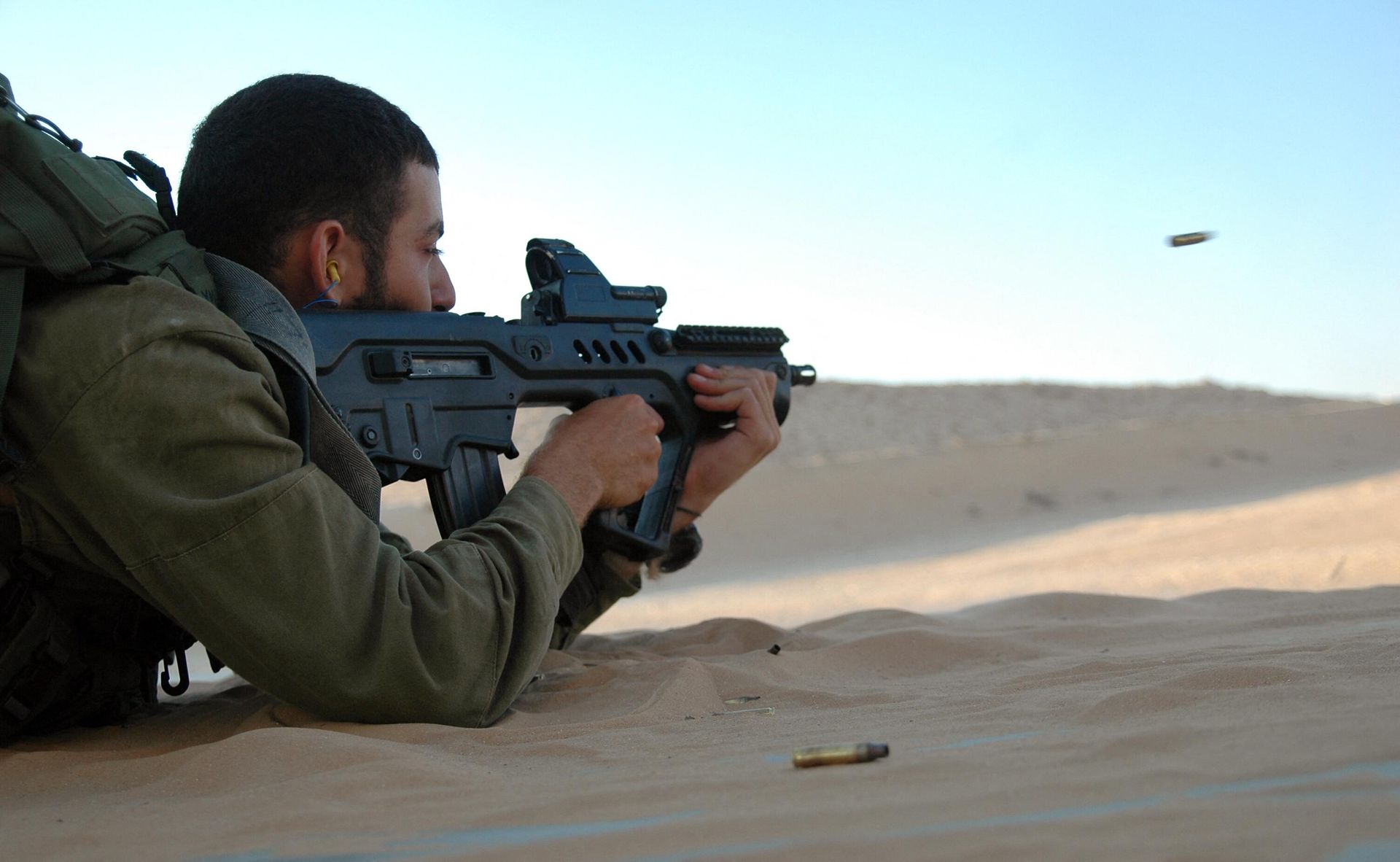 An Israeli soldier fires a TAR-21 weapon, which stands for Tavor Assault Rifle - 21st Century at a military shooting range in southern Israel on July 6, 2009. An Israeli soldier fires a TAR-21 weapon, which stands for Tavor Assault Rifle - 21st Century at a military shooting range in southern Israel on July 6, 2009. - Sputnik International, 1920, 11.10.2023