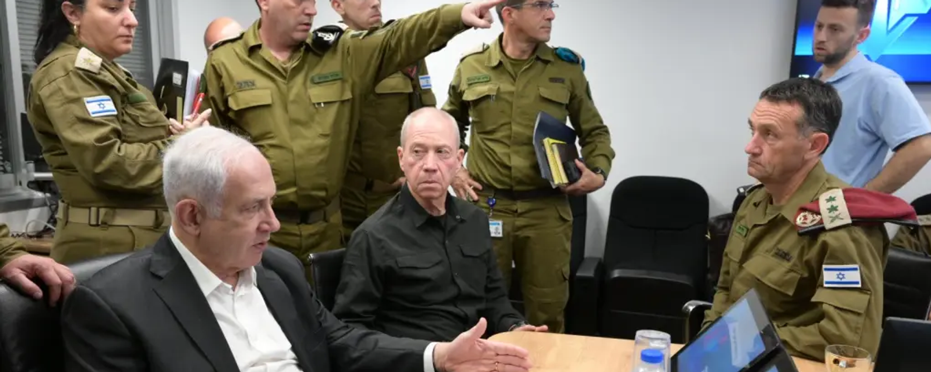 Israeli Prime Minister Benjamin Netanyahu meeting with Defense Minister Yoav Gallant and other military leaders on October 8, 2023, after the attack by Hamas. Israeli government's press office. Israeli Prime Minister Benjamin Netanyahu meeting with Defense Minister Yoav Gallant and other military leaders on October 8, 2023, after the attack by Hamas. Israeli government's press office. - Sputnik International, 1920, 11.10.2023