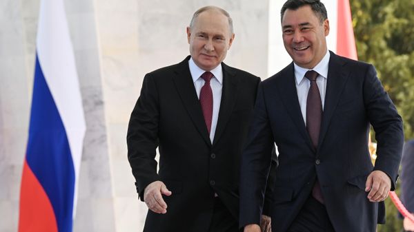 Russian President Vladimir Putin and Kyrgyz President Sadyr Zhaparov attend an official meeting in Bishkek - Sputnik International