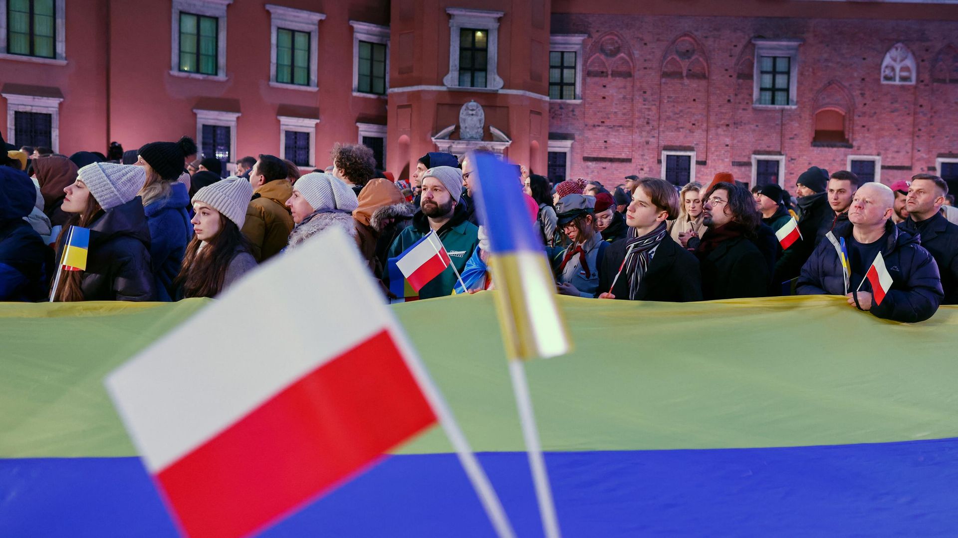 People with Polish and Ukrainian flags in Warsaw, Poland, on April 5, 2023. People with Polish and Ukrainian flags in Warsaw, Poland, on April 5, 2023. - Sputnik International, 1920, 12.10.2023