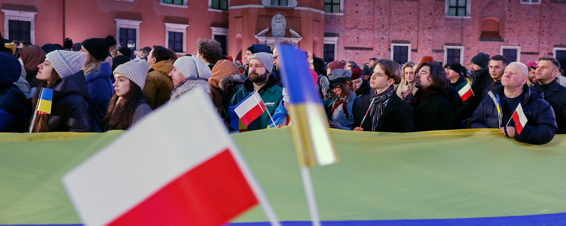People with Polish and Ukrainian flags in Warsaw, Poland, on April 5, 2023. People with Polish and Ukrainian flags in Warsaw, Poland, on April 5, 2023. - Sputnik International, 1920, 12.10.2023
