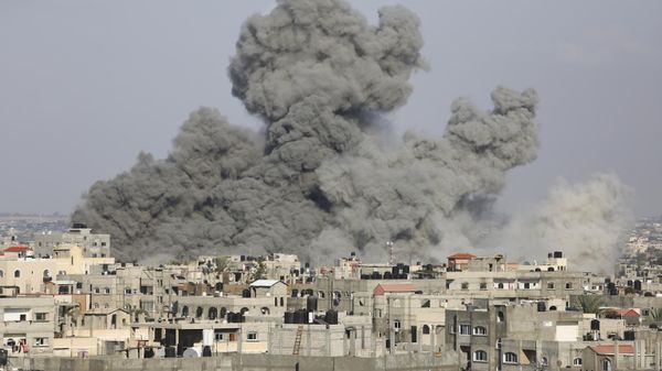 Smoke rises following Israeli airstrikes in Rafah, southern Gaza Strip  - Sputnik International