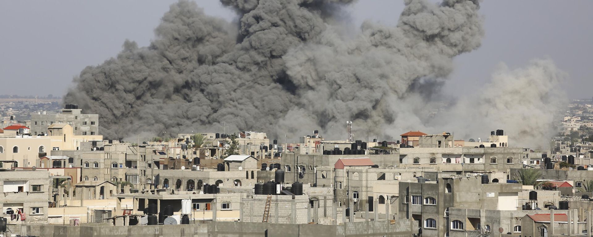 Smoke rises following Israeli airstrikes in Rafah, southern Gaza Strip  - Sputnik International, 1920, 17.03.2024