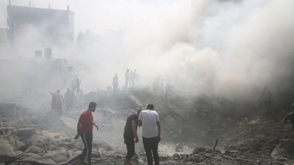 Palestinians look for survivors after an Israeli airstrike in Rafah refugee camp, southern Gaza Strip, Thursday, Oct. 12, 2023. - Sputnik International