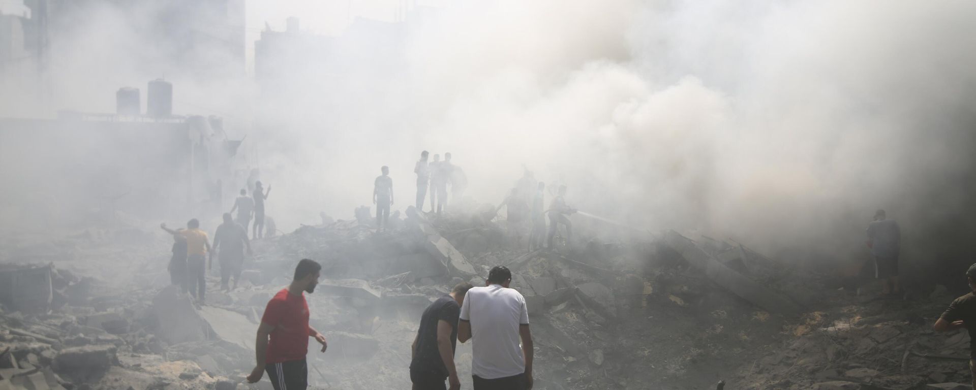 Palestinians look for survivors after an Israeli airstrike in Rafah refugee camp, southern Gaza Strip, Thursday, Oct. 12, 2023. Palestinians look for survivors after an Israeli airstrike in Rafah refugee camp, southern Gaza Strip, Thursday, Oct. 12, 2023. - Sputnik International, 1920, 16.10.2023