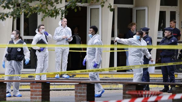 French police officers from the forensic service stand in front of the Gambetta high school in Arras, northeastern France on October 13, 2023, after a teacher was killed and two other people severely wounded in a knife attack, police and regional officials said. The perpetrator has been detained by police, Interior Minister Gerald Darmanin wrote on X, formerly Twitter. - Sputnik International