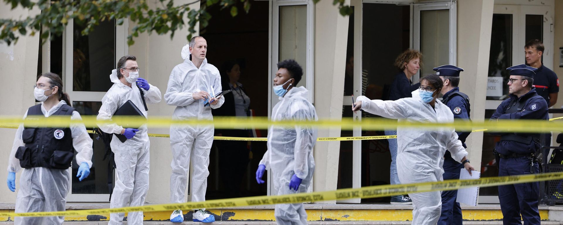 French police officers from the forensic service stand in front of the Gambetta high school in Arras, northeastern France on October 13, 2023, after a teacher was killed and two other people severely wounded in a knife attack, police and regional officials said. The perpetrator has been detained by police, Interior Minister Gerald Darmanin wrote on X, formerly Twitter. - Sputnik International, 1920, 13.10.2023