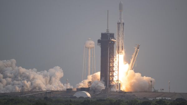 A SpaceX Falcon Heavy rocket lifts off from Launch Pad 39A at the Kennedy Space Center in Cape Canaveral, Fla., Friday, Oct. 13, 2023. The spacecraft will travel to the metallic asteroid Psyche, where it will enter orbit in 2029 and be the first spacecraft to explore a metal-rich asteroid. - Sputnik International