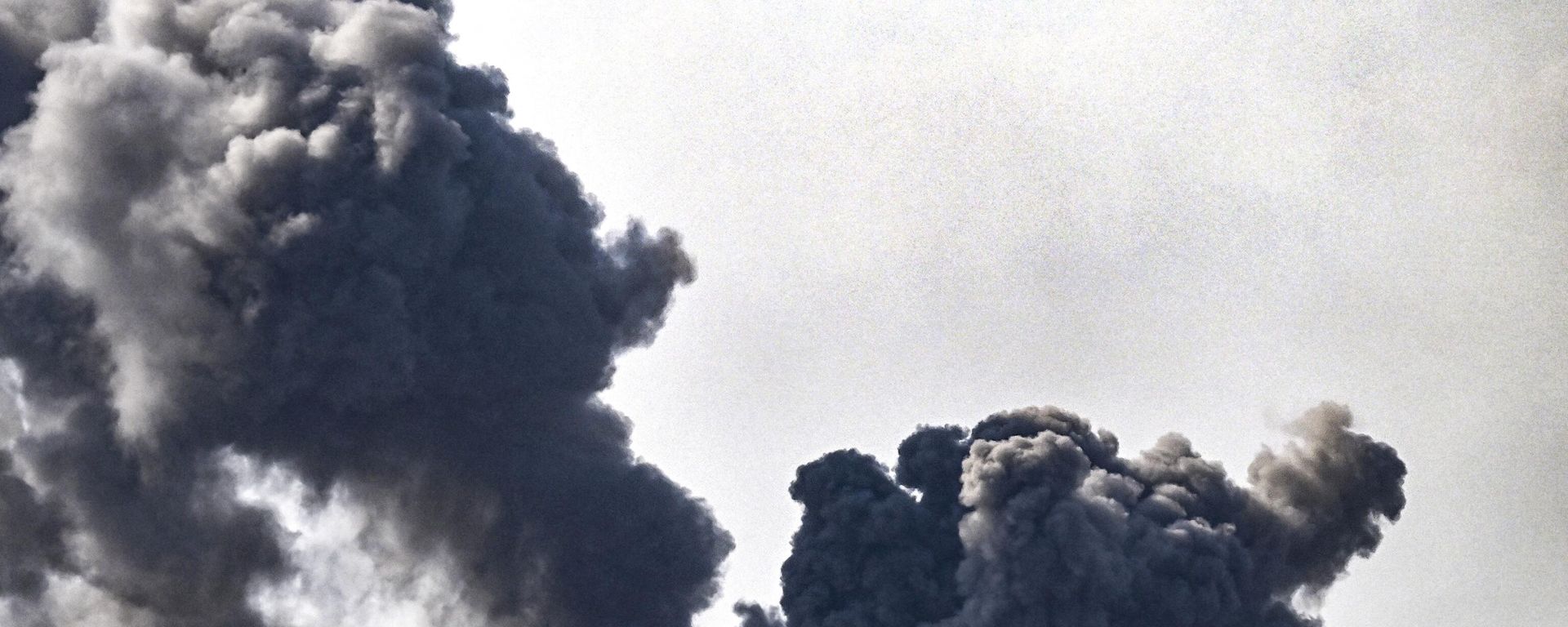 A picture taken from Sderot shows smoke plumes rising above buildings during an Israeli strike on the northern Gaza Strip on October 14, 2023. A picture taken from Sderot shows smoke plumes rising above buildings during an Israeli strike on the northern Gaza Strip on October 14, 2023. - Sputnik International, 1920, 24.10.2023