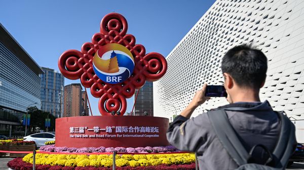 A passer-by takes photos of a Belt and Road Forum installation. - Sputnik International
