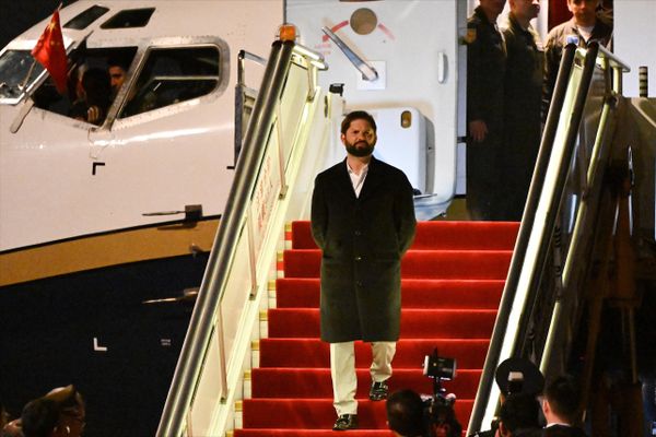 Chile&#x27;s President Gabriel Boric descends from his plane after landing in China to attend the Beijing forum. - Sputnik International