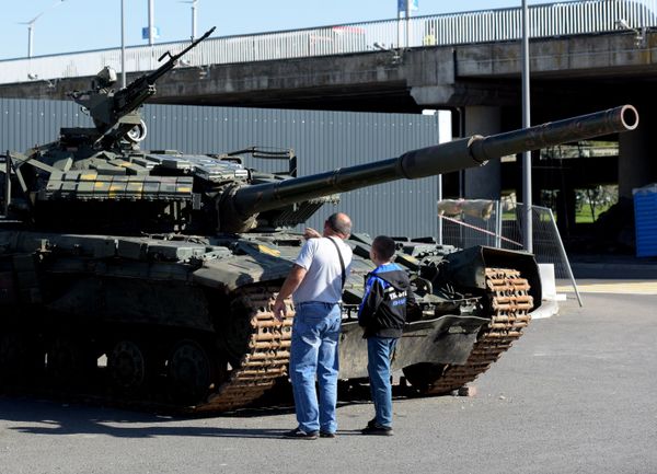 Visitors examine a tank of the Armed Forces of Ukraine captured during the liberation of the Lugansk People's Republic at the exhibition of captured Ukrainian equipment at the Republican Station Complex in Lugansk. - Sputnik International