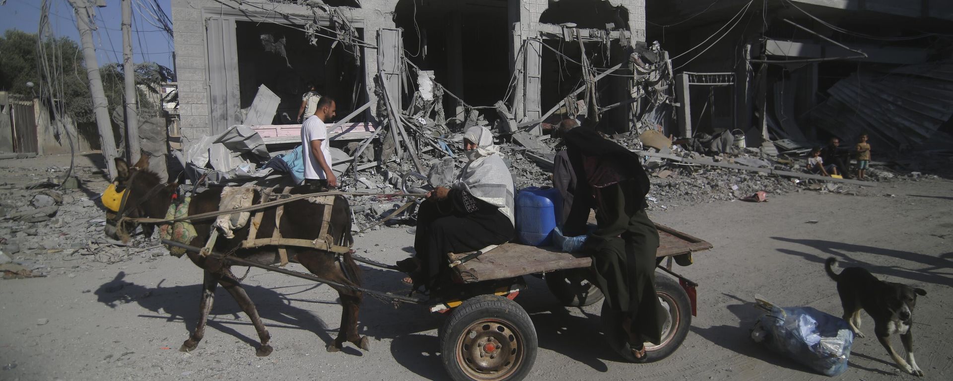 Gazans flee from their homes after Israeli airstrikes on the Rafah refugee camp.
 - Sputnik International, 1920, 16.10.2023