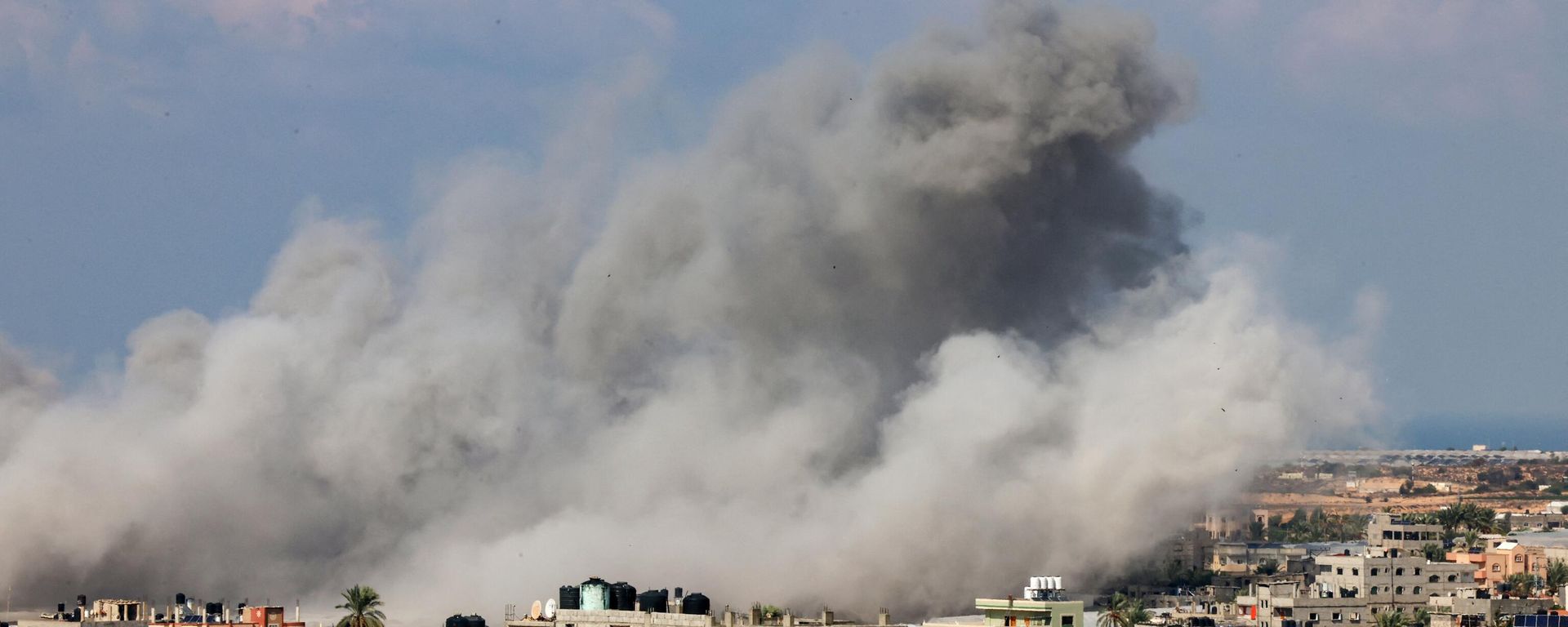 Smoke billows after an Israeli air strike in Rafah in the southern Gaza Strip on October 16, 2023. Smoke billows after an Israeli air strike in Rafah in the southern Gaza Strip on October 16, 2023. - Sputnik International, 1920, 19.10.2023