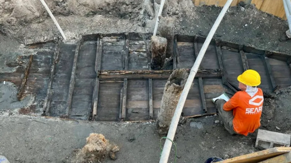 Crews painstakingly removed mud layer-by-layer to expose the vessel. - Sputnik International