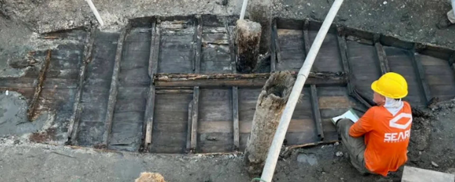 Crews painstakingly removed mud layer-by-layer to expose the vessel. Crews painstakingly removed mud layer-by-layer to expose the vessel. - Sputnik International, 1920, 17.10.2023
