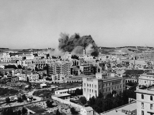Smoke raises from the Old city of Jerusalem in August 1949, during the Arab-Israeli War. Smoke raises from the Old city of Jerusalem in August 1949, during the Arab-Israeli War. - Sputnik International