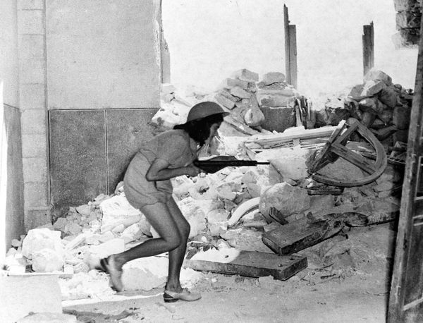 An Israeli soldier, armed with a sten gun, picks her way through the shattered walls of Sulimans Way, in the old city of Jerusalem, Palestine, July 20, 1948, which forms a front line between the Arabs inside and Jewish forces outside the walls. Fierce fighting happened between the two forces following the expiry of a two-day truce. An Israeli soldier, armed with a sten gun, picks her way through the shattered walls of Sulimans Way, in the old city of Jerusalem, Palestine, July 20, 1948, which forms a front line between the Arabs inside and Jewish forces outside the walls. Fierce fighting happened between the two forces following the expiry of a two-day truce. - Sputnik International