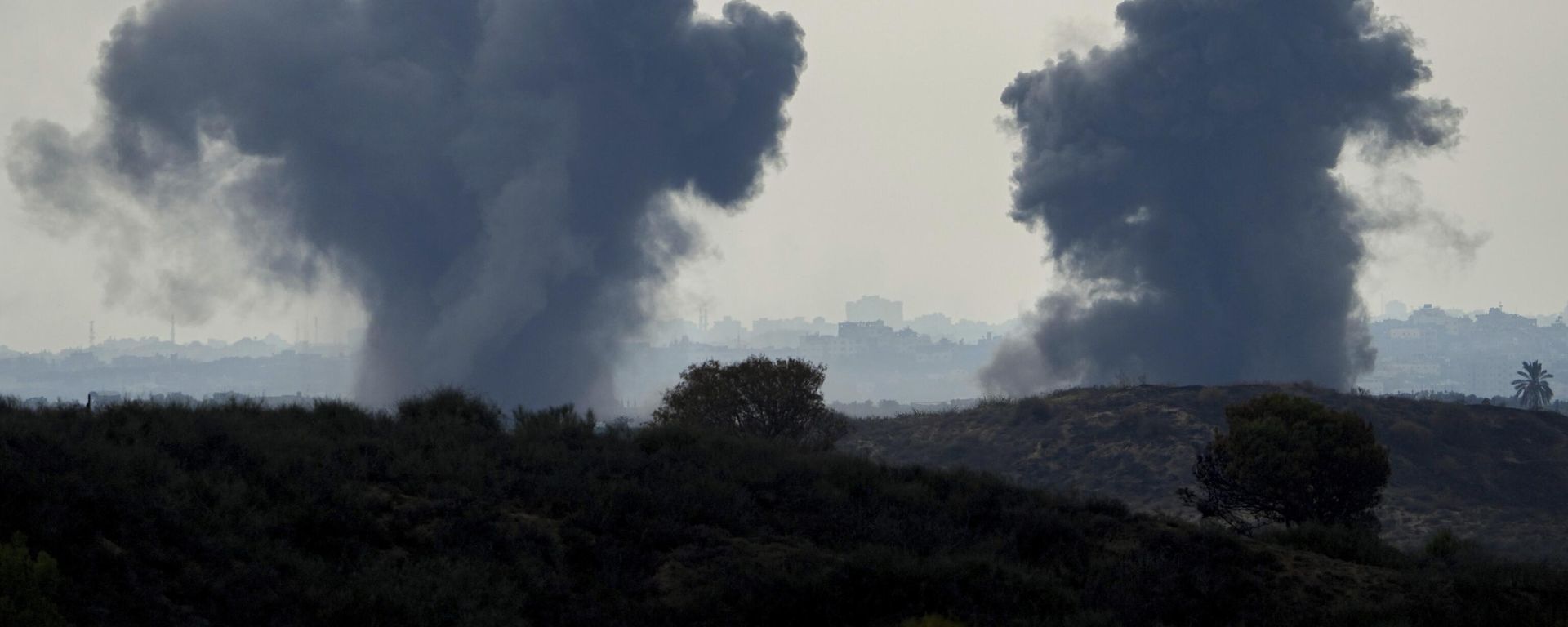 Smoke rises following an Israeli airstrike in the Gaza Strip, as seen from southern Israel Smoke rises following an Israeli airstrike in the Gaza Strip, as seen from southern Israel - Sputnik International, 1920, 29.10.2023