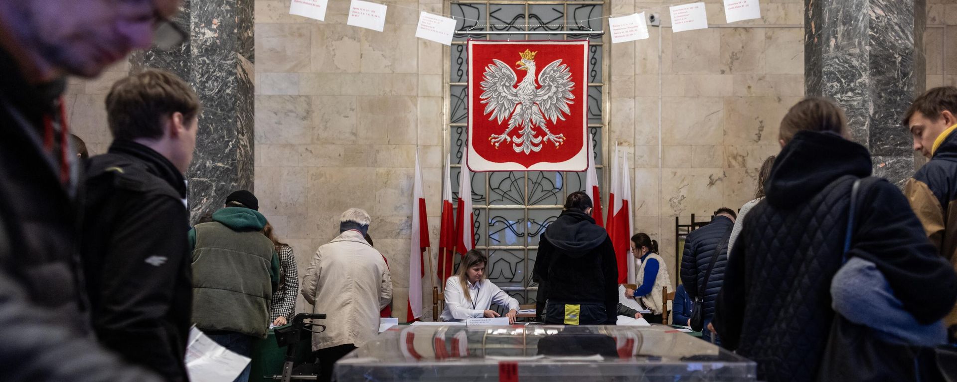 People cast their votes in the polling station at the Palace of Culture in Warsaw, Poland on October 15, 2023, during parliamentary elections. People cast their votes in the polling station at the Palace of Culture in Warsaw, Poland on October 15, 2023, during parliamentary elections. - Sputnik International, 1920, 17.10.2023