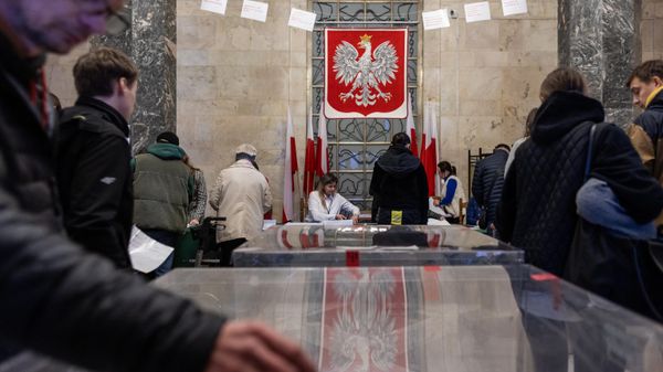 People cast their votes in the polling station at the Palace of Culture in Warsaw, Poland on October 15, 2023, during parliamentary elections. - Sputnik International