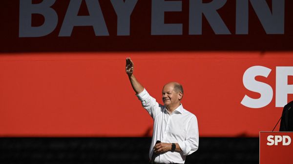 German Chancellor Olaf Scholz greets on stage during an electoral meeting with Germany's Social Democratic SPD party top candidate for the State elections in Bavaria on August 18, 2023 on the Marienplatz in Munich, Germany. - Sputnik International