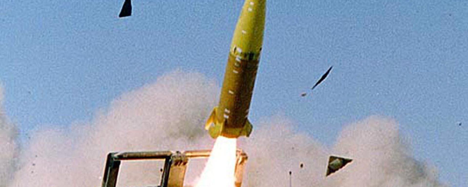 This undated US Army file image obtained 16 November, 2003, shows a Multiple Launch Rocket System (MLRS) firing a long-range Army Tactical Missile System (ATACMS) Block 1 guided missile. This undated US Army file image obtained 16 November, 2003, shows a Multiple Launch Rocket System (MLRS) firing a long-range Army Tactical Missile System (ATACMS) Block 1 guided missile. - Sputnik International, 1920, 17.10.2023