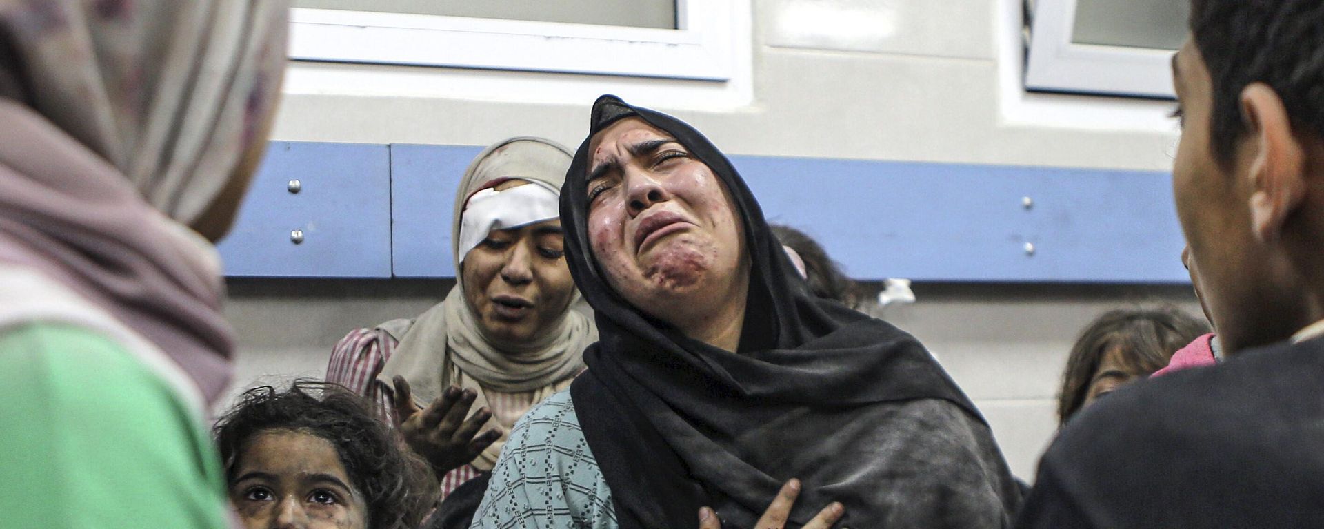 Wounded Palestinians Ahli Arab hospital at the al-Shifa hospital, following Israeli airstrikes, in Gaza City, central Gaza Strip, Tuesday, Oct. 17, 2023 Wounded Palestinians Ahli Arab hospital at the al-Shifa hospital, following Israeli airstrikes, in Gaza City, central Gaza Strip, Tuesday, Oct. 17, 2023 - Sputnik International, 1920, 18.10.2023