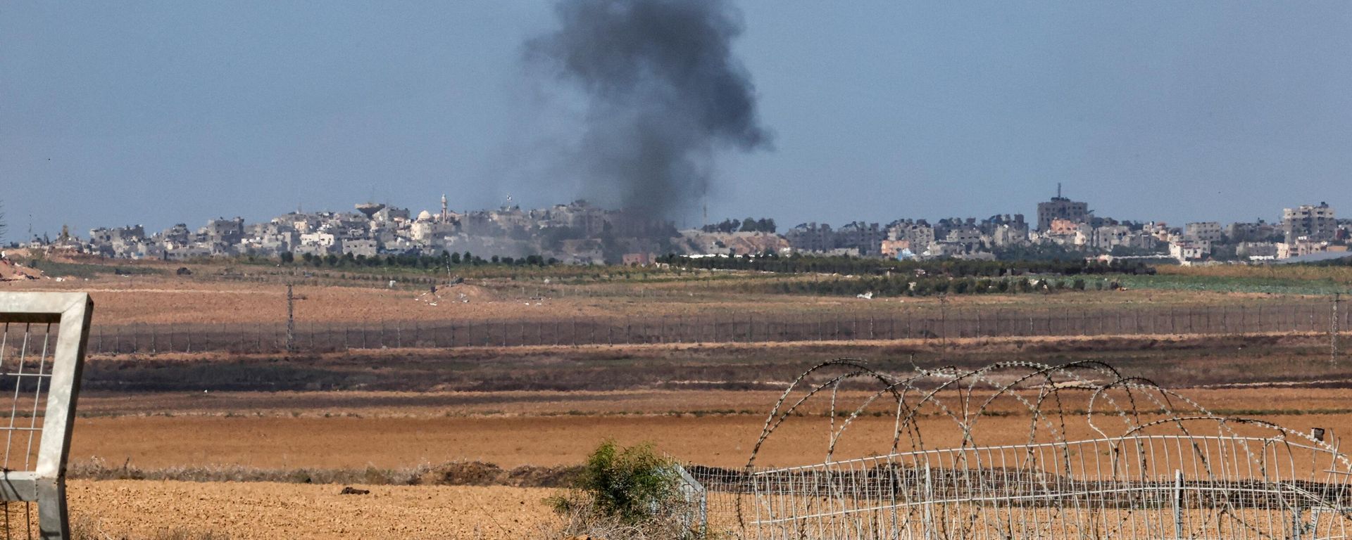 This picture taken on October 18, 2023 from kibbutz Kfar Aza in southern Israel shows smoke billowing across the border during bombardment in the Gaza Strip. - Sputnik International, 1920, 18.10.2023
