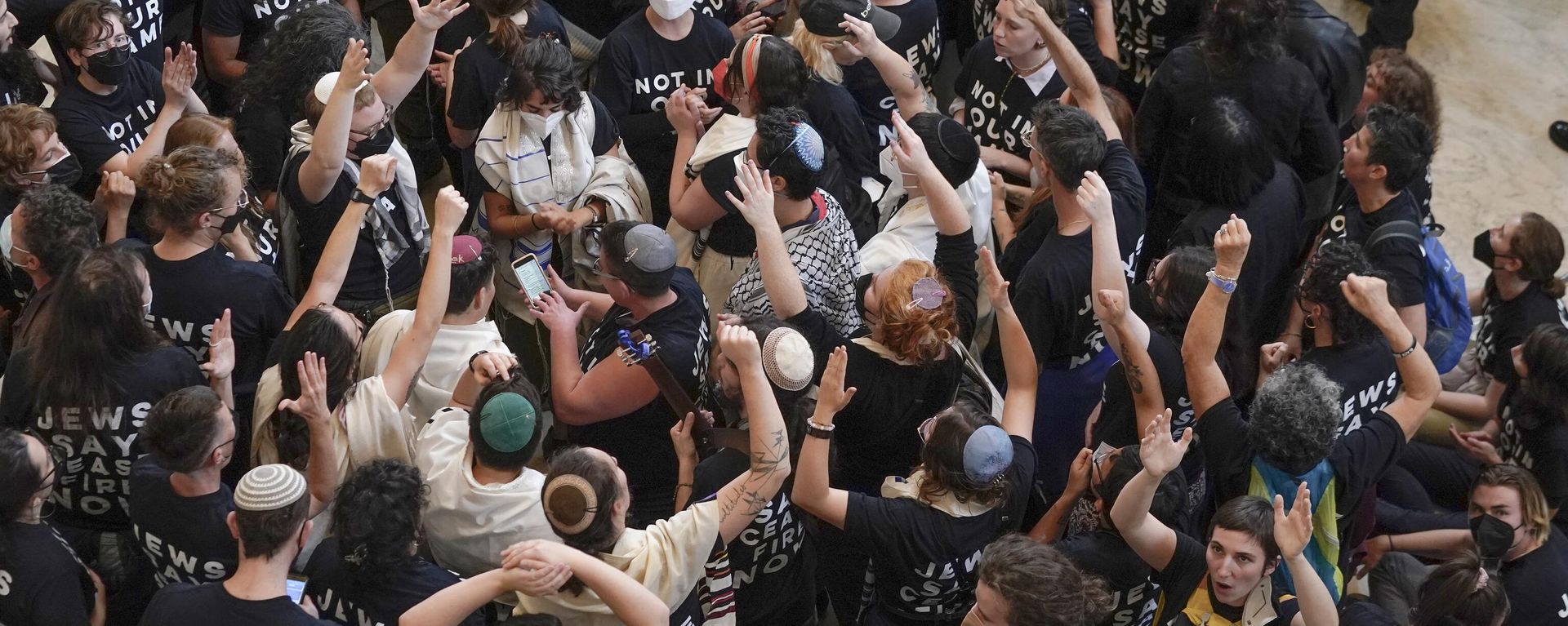 Demonstrators protest inside the Cannon House Office Building on Capitol Hill in Washington, Wednesday, Oct. 18, 2023. Demonstrators protest inside the Cannon House Office Building on Capitol Hill in Washington, Wednesday, Oct. 18, 2023. - Sputnik International, 1920, 19.10.2023
