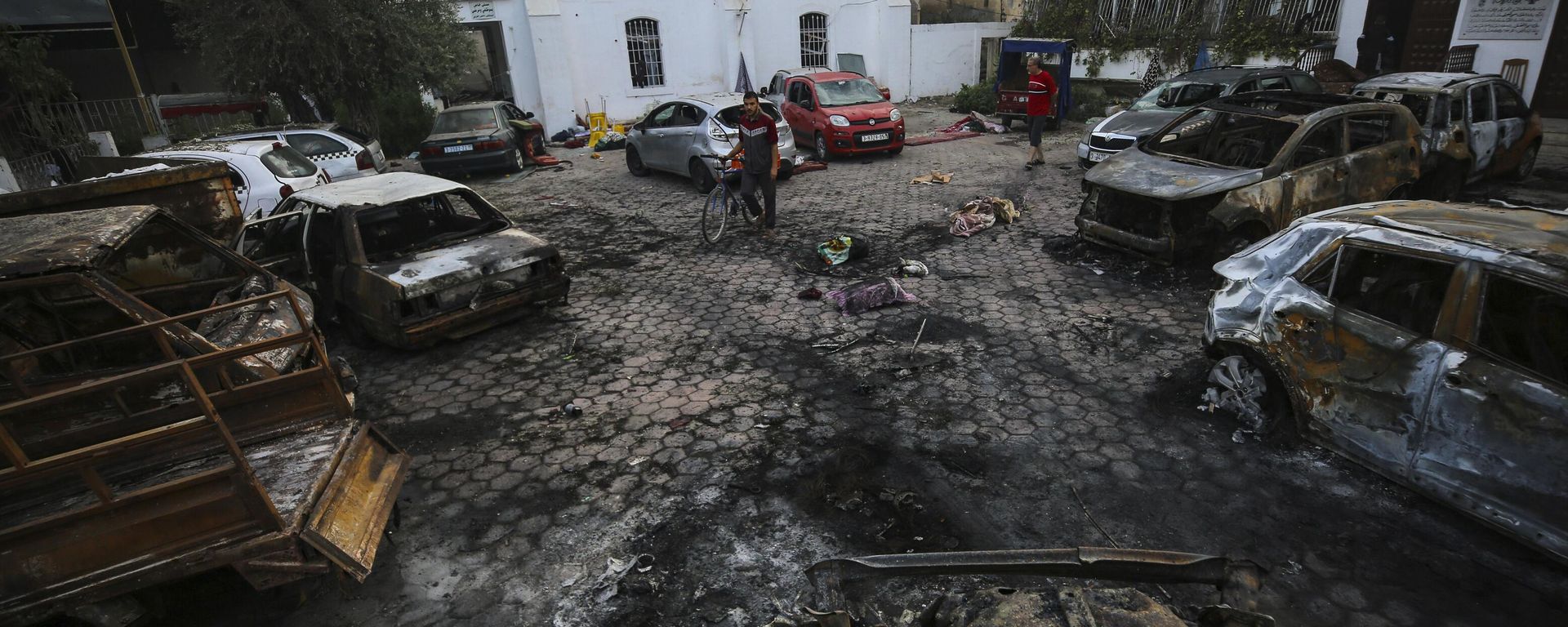 Palestinians look at the site of the explosion at al-Ahli hospital in Gaza City, Wednesday, Oct. 18, 2023. Palestinians look at the site of the explosion at al-Ahli hospital in Gaza City, Wednesday, Oct. 18, 2023. - Sputnik International, 1920, 23.10.2023