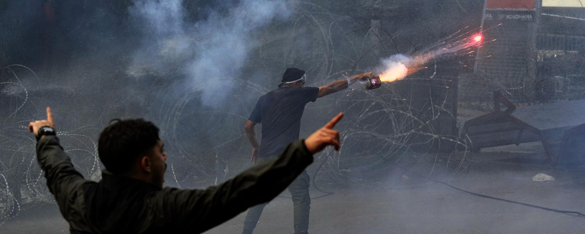 Протестующий запускает фейерверк в ОМОН во время демонстрации в знак солидарности с палестинским народом в Газе, возле посольства США в Аукаре Протестующий запускает фейерверк в ОМОН во время демонстрации в знак солидарности с палестинским народом в Газе, возле посольства США в Аукаре - Sputnik International, 1920, 19.10.2023