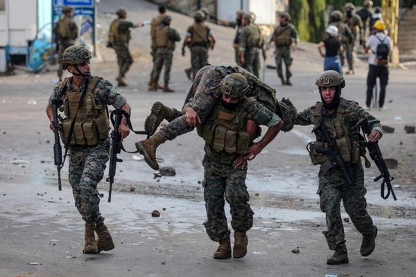 Lebanese security forces carry away a fellow soldier, injured in clashes with protesters outside the US Embassy in Awkar east of Beirut, during a demonstration in solidarity with the Palestinians of the Gaza Strip. - Sputnik International