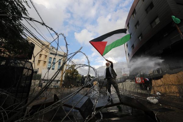 A man waves a Palestinian flag as Lebanese security forces clash with protesters outside the US Embassy in Awkar east of Beirut, during a demonstration in solidarity with the Palestinians of the Gaza Strip. - Sputnik International