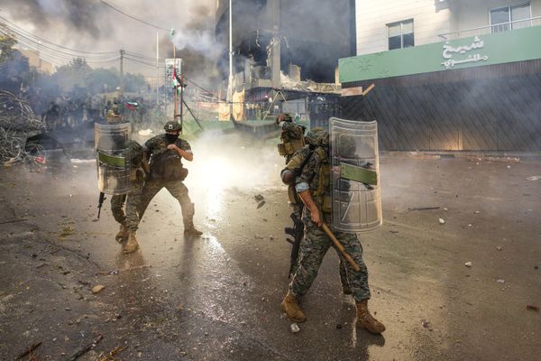 Lebanese army soldiers clash with protesters during a demonstration, in solidarity with the Palestinian people in Gaza, near the US embassy in Aukar, a northern suburb of Beirut, Lebanon. - Sputnik International