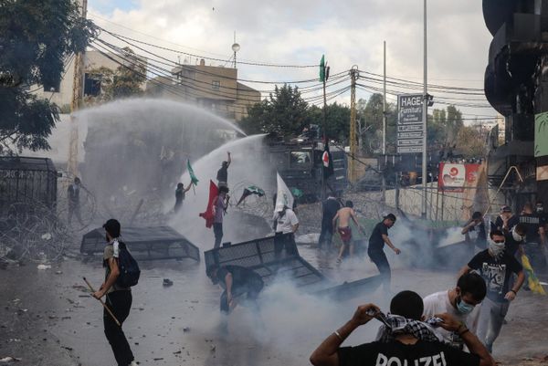 Lebanese security forces use water cannon as they clash with protesters outside the US Embassy in Awkar. - Sputnik International