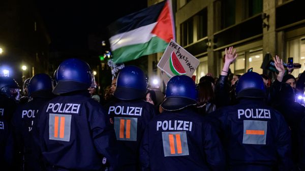 German riot police officers push back Pro-Palestinian demonstrators as they protest against the bombing in Gaza outside the Foreign Ministry in Berlin - Sputnik International