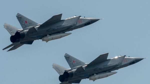MiG-31 Foxhound fighter-interceptors with the Kinzhal high-precision hypersonic aero-ballistic missiles  - Sputnik International
