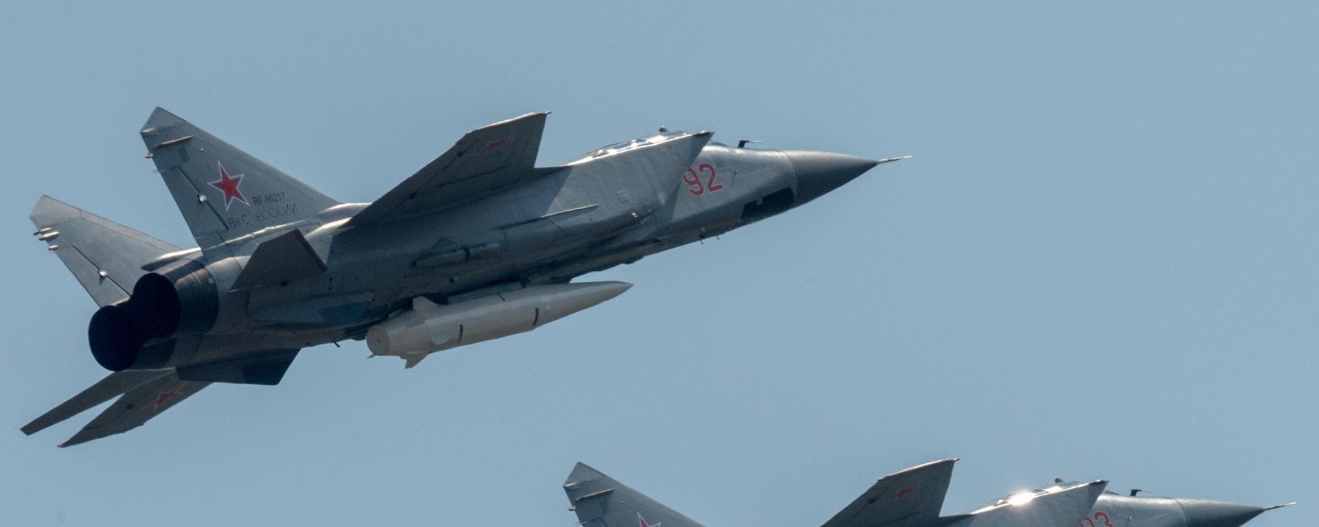 MiG-31 Foxhound fighter-interceptors with the Kinzhal high-precision hypersonic aero-ballistic missiles  - Sputnik International, 1920, 19.04.2026