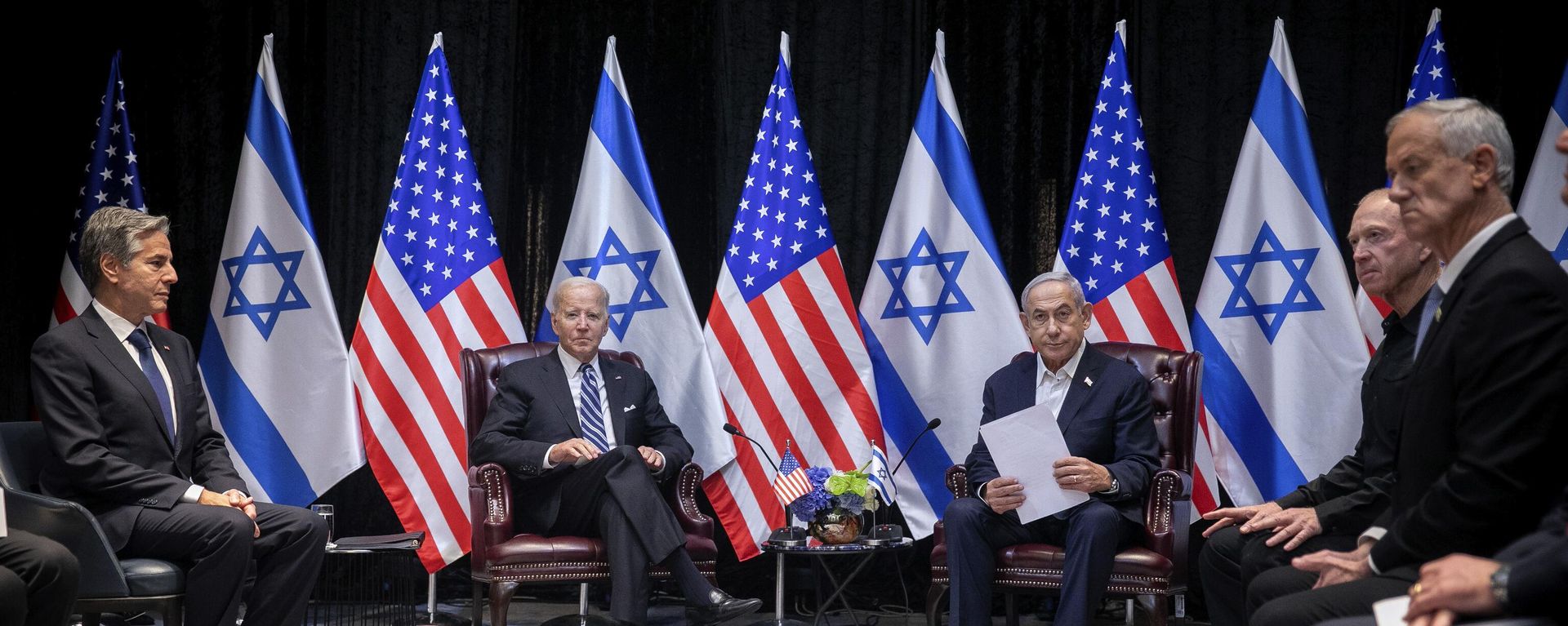 U.S. President Joe Biden, center left, pauses during a meeting with Israeli Prime Minister Benjamin Netanyahu, center right,  in Tel Aviv, Israel, Wednesday, Oct. 18, 2023 - Sputnik International, 1920, 17.07.2024