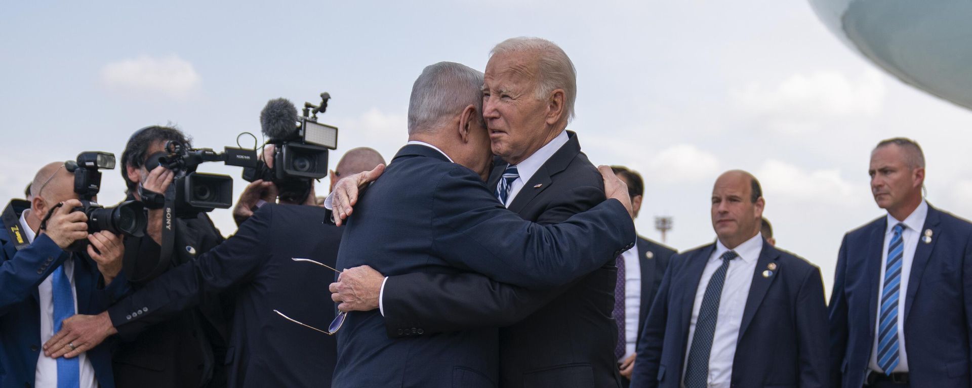 President Joe Biden is greeted by Israeli Prime Minister Benjamin Netanyahu after arriving at Ben Gurion International Airport - Sputnik International, 1920, 14.11.2023