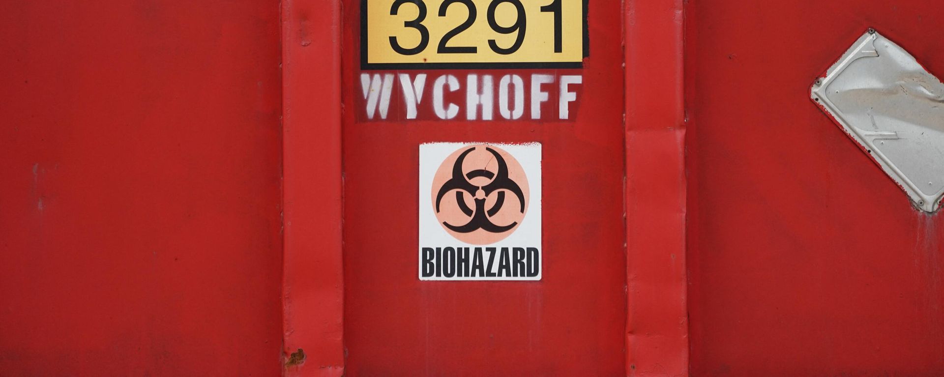A biohazard dumpster sits outside of Wyckoff Hospital in the Bushwick section of Brooklyn April 5, 2020 in New York A biohazard dumpster sits outside of Wyckoff Hospital in the Bushwick section of Brooklyn April 5, 2020 in New York - Sputnik International, 1920, 19.10.2023