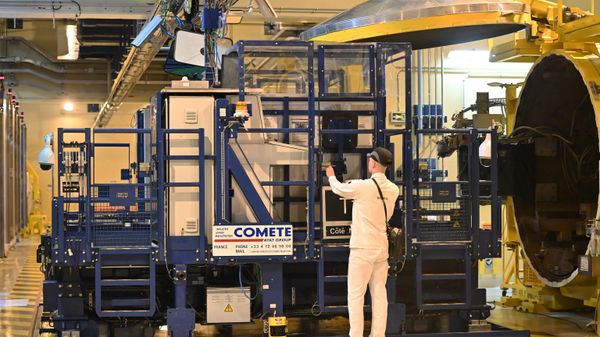An employee works in the Georges Besse 2 manufacturing workshop, an Uranium enrichment site, at the Tricastin nuclear power plant in Saint-Paul-Trois-Chateaux, southern France, on April 21, 2023 - Sputnik International
